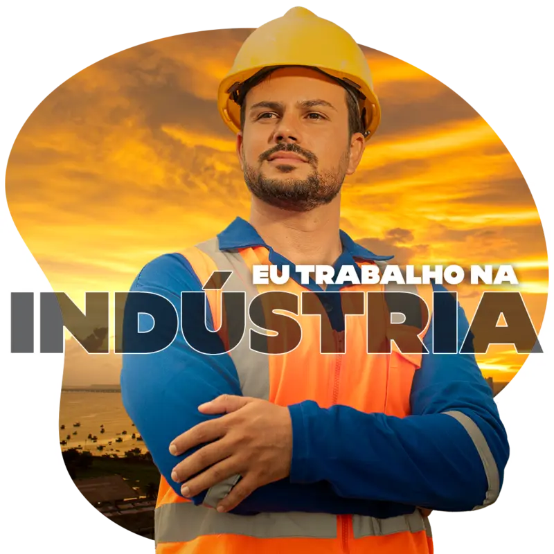 Um homem vestindo um uniforme de trabalho da indústria em cores laranja e azul e utilizando um capacete. A frase 'EU TRABALHO NA INDUSTRIA' está escrita em letras grandes a sua frente.